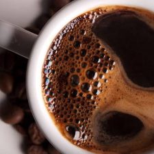 Da li kafa zaista topi masnu jetru i šta nauka kaže o kafi sa puterom